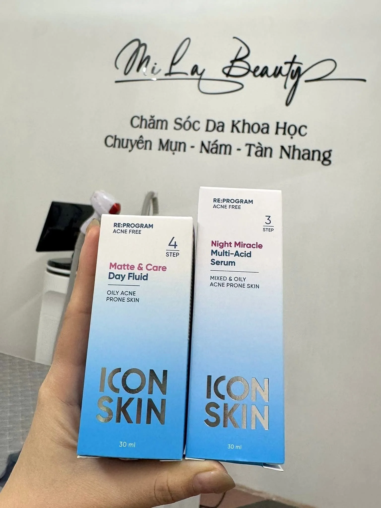 Góc chăm sóc da tại MiLa Beauty, Hải Thịnh: biển hiệu MiLa Beauty trên tường và hai hộp sản phẩm chăm sóc da dầu, da mụn trên tay kỹ thuật viên
