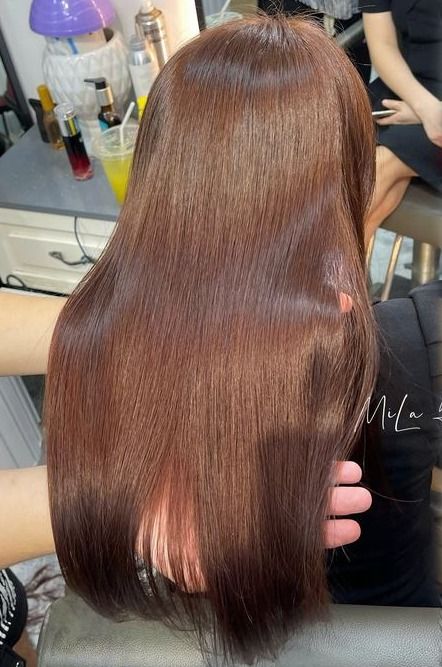 Tóc dài màu nâu đồng, nhìn từ phía sau