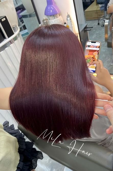 Tóc ngang vai màu đỏ mận, nhìn từ phía sau